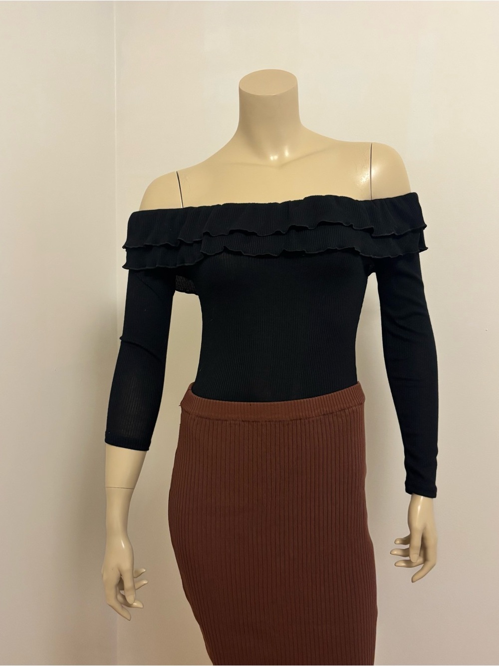 Off-Shoulder Ruffle Ribbed Long-Sleeve Bodysuit - Black Size UK 6 ( US 2)